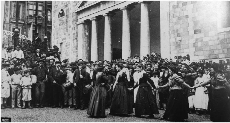 Mujeres de Bermeo bailando el aurresku en 1922