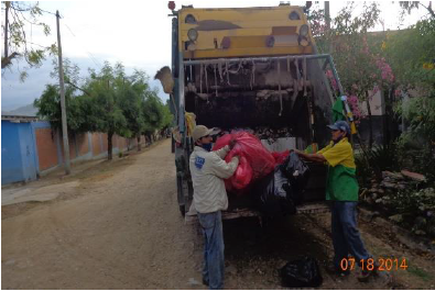 Los desechos hospitalarios son trasladados
en camiones de la municipalidad hasta el botadero.