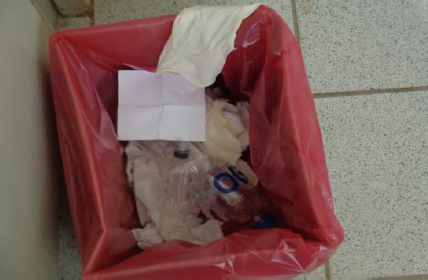  Contenedor para residuos biocontaminados
con residuos comunes.