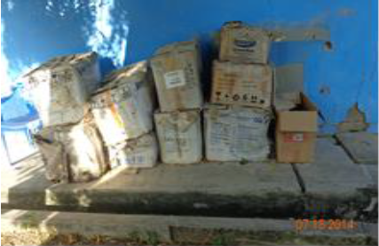 Dep&oacute;sito de desechos en cajas con ausencia
de bolsas.