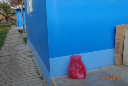 Bolsa con desechos biocontaminados
colocada fuera del consultorio.