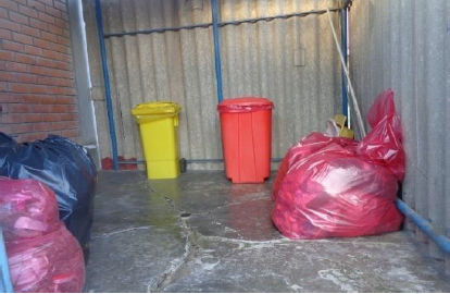 Bolsas con residuos que se depositan sin
contenedores en el lugar destinado como almacenamiento final.