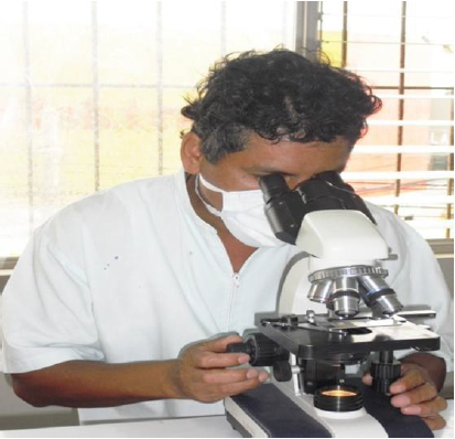  Investigador (Lic.
Wilmer Leoncio Calder&oacute;n Mundaca) haciendo lectura de
las l&aacute;minas obtenidas post mortem.