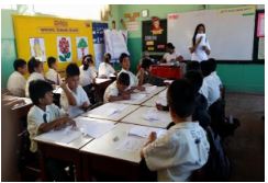 Integrante del equipo investigador asesorando a los estudiantes sobre las caractersticas de las encuestas.