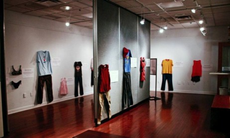 Exposição – O que você estava vestindo?.