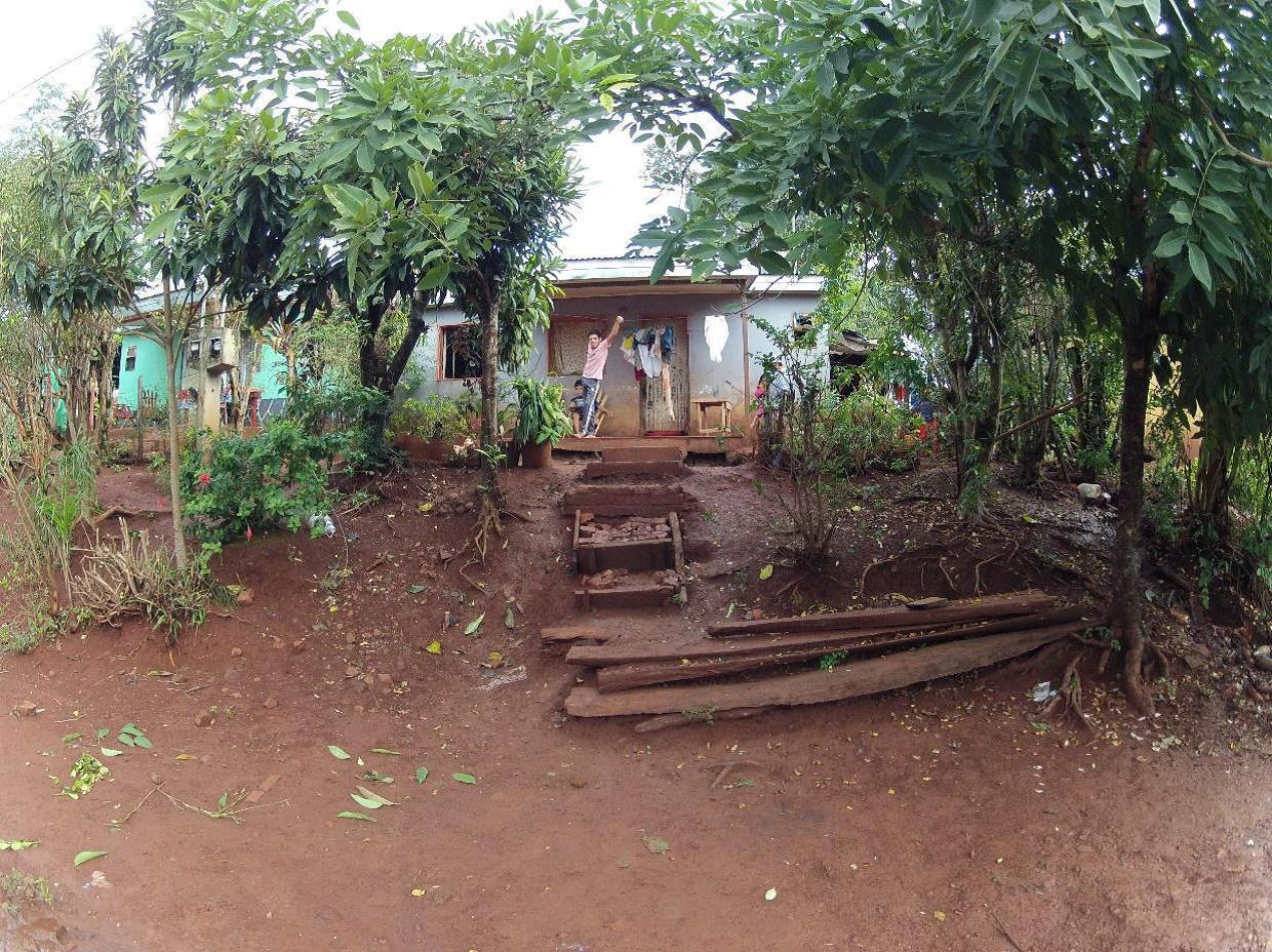 Jvenes del barrio Cuatro Bocas, Montecarlo, Misiones, Argentina; abril del 2012.