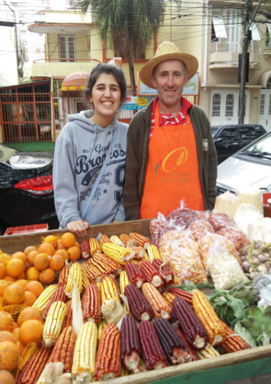 Produtor e consumidora. Foi registrada pela consumidora e seu pai para simbolizar a feira. Fonte: Consumidor da Feira (2015).