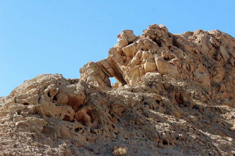 Wa&rsquo;okwp o Cerro de la Ventana. Fotograf�a de C�sar Angulo. En la cima del cerro, se encuentra lo que identifican como ventana. Adem�s de ser el lugar por el que pasaban los difuntos, Antonia Torres, cont� que los j�venes cucapah ten�an que tirar una flecha desde la parte baja del cerro, que deb�a atravesar por la ventana, como parte de la iniciaci�n de los guerreros.