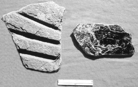 Desgastador de arenisca trapezoidal y placa de mica rebajada. Plataforma Norte de Monte Albn. Foto: cortesa de Marcus Winter.