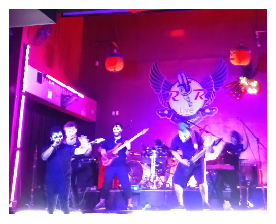 Muluc Pax en vivo. Ntese el maquillaje facial de los msicos. Foto: Stephen Castillo.