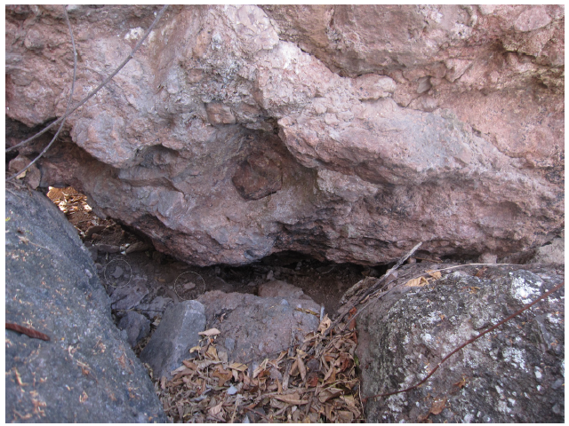 Tiestos entre los pe�ascos en el sitio Palos Prietos