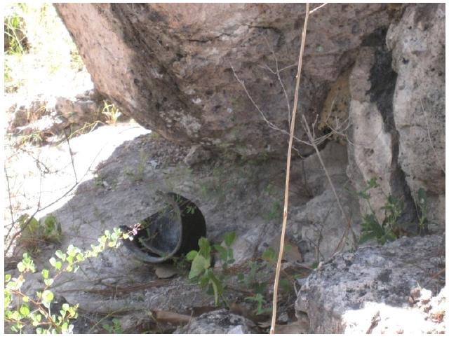 Olla desechada en los alrededores del c�rculo de danza abandonado