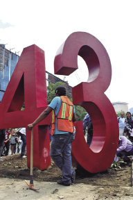 Instalación de la escultura +43. 