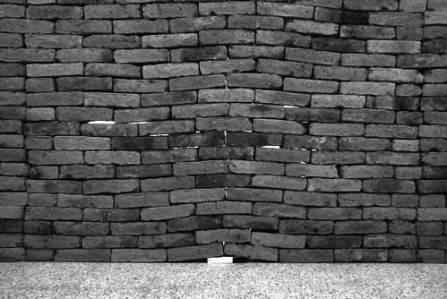 Jorge M&eacute;ndez Blake, El castillo, 2007. Ladrillos, edici&oacute;n de El castillo de Franz Kafka (2300 x 1750 x 40 cm).