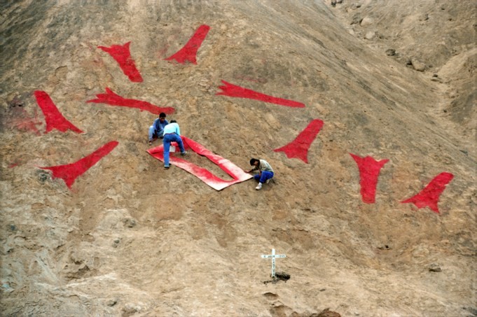 Cantuta, intervención de Ricardo Wiesse en los cerros de Cieneguilla el 27 de junio de 1995, en homenaje a las víctimas de La Cantuta, Lima, Perú.