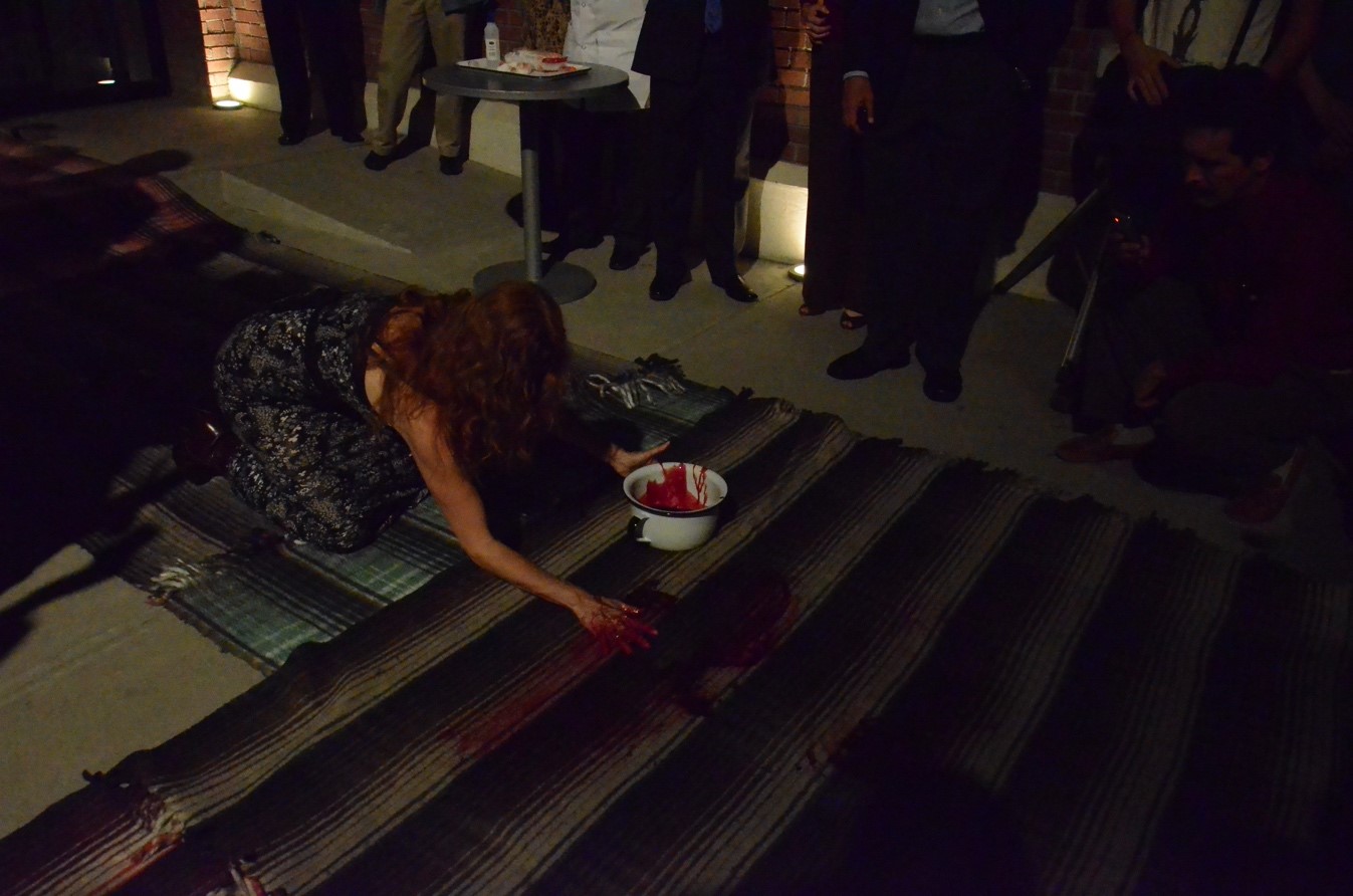 Performance de Rosa María Robles al inaugurar Navajas en el Centro de las Artes de Monterrey, marzo de 2012. Instalación de cobijas manchadas con la sangre que la artista se hace extraer.