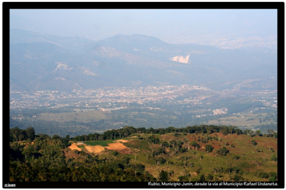 Vista
panorámica en primer plano de la ciudad de Rubio. Al fondo, la ciudad de San Cristóbal. Ambas localidades se
encuentran dentro de la Depresión del Táchira, fosa de origen tectónico al suroeste de los Andes Venezolanos, adyacente a la frontera con Colombia decir, hace aproximadamente 5 millones de años antes del presente
(A.P.). A través de los amplios valles de los ríos Uribante y Doradas, la depresión entra en contacto con los
Altos Llanos Occidentales por el Sur; mientras que por el Norte, por medio del
valle del río Grita, se interconecta con la planicie aluvial del Lago de
Maracaibo (IGVSB, 2010: 1).