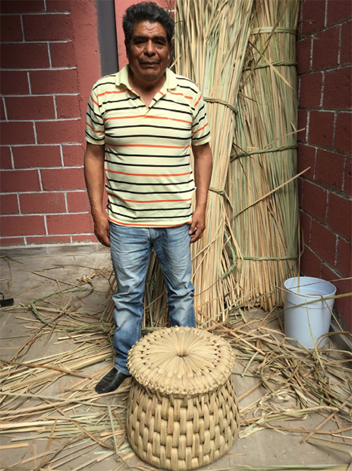 Bernardino “Nacho” Morales y el taburete de tule