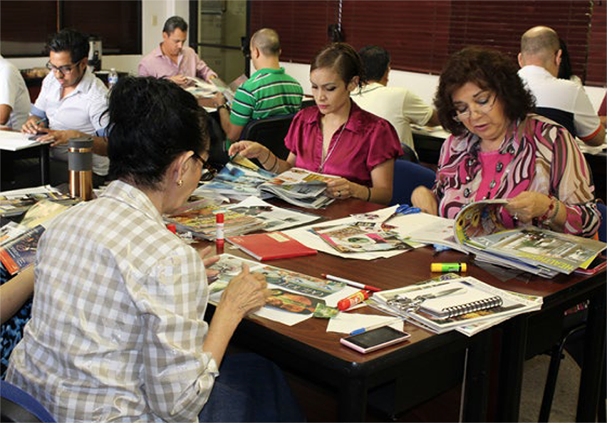 Un grupo de personas creando alternativas a trav�s de carteles tem�ticos