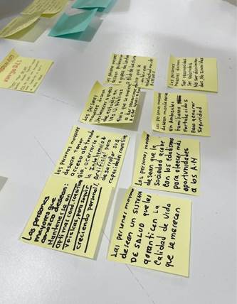 Notas adhesivas con algunas de las declaraciones.