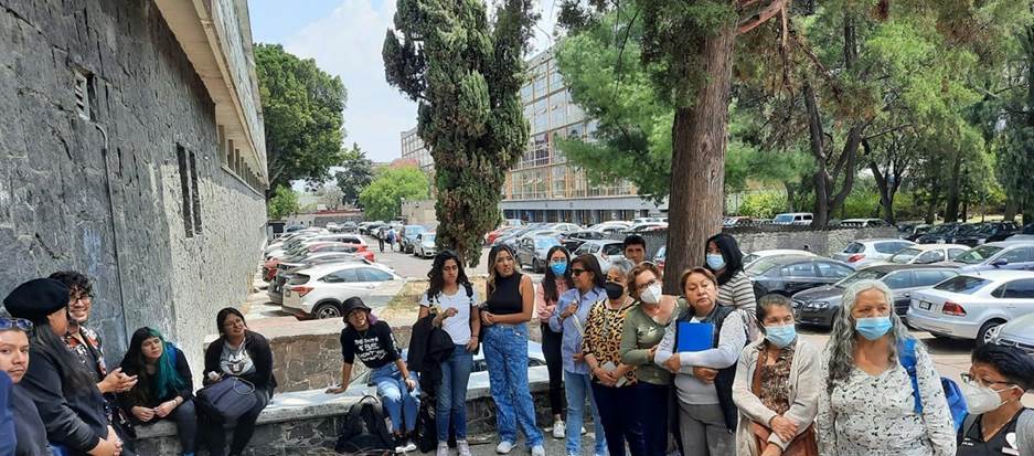 Fotografa del primer encuentro entre las personas mayores y alumnos del CIDI. 
