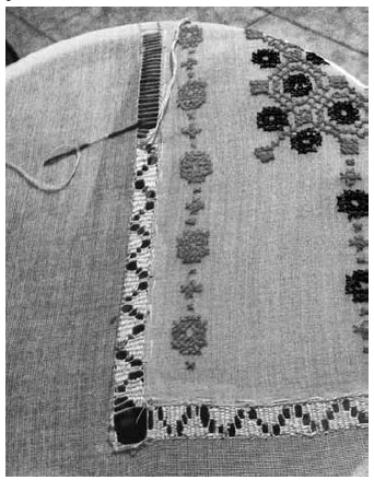 Reparación de una blusa vieja bordada con punto de cruz, incorporándola en un nuevo trozo de tela del mismo color