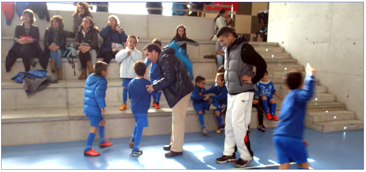 Las familias preparan a sus nios para iniciar  el calentamiento de un partido