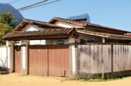 A typical house featured on Horto tours. Larger homes like this are older housing. Courtesy of TV Horto.