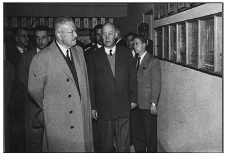 Fotograf&iacute;a de Alfredo Neumann (de traje oscuro) junto al Presidente Carlos Ib&aacute;&ntilde;ez del Campo, ESAO, Osorno, 1954