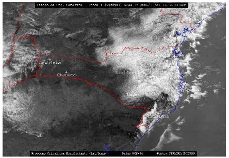 Imagem de satélite do dia 21 de novembro de 2006, às 13:10 UTC, com muitas nuvens no litoral, Vale do Itajaí e na maior parte do planalto de Santa Catarina e nas encostas sul da Serra Geral (circulação marítima)