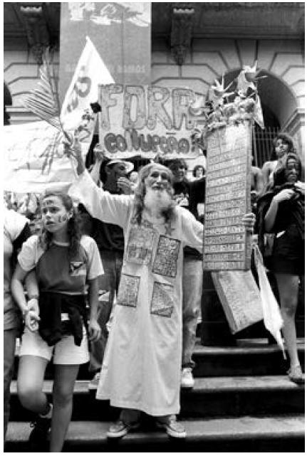 Profeta Gentileza com estudantes nas ruas pelo impeachment do presidente Collor de Mello, Rio de Janeiro, 1992 