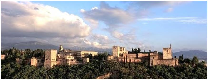 Alhambra de Granada: con el fondo de la sierra Nevada, se recorta su perfil que define la ciudad.