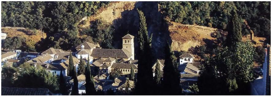 En el monte Sabika a 100 m sobre el suelo de Granada, la Alhambra la contempla.