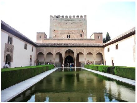 Patio de Los Arrayanes (la alberca en el eje central y al fondo la torre de Comares)