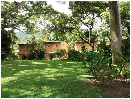 Hacienda La Trinidad, parque de acceso, Los Secaderos como fondo