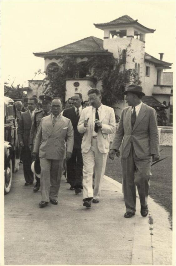 Fred Soper caminhando com Get&uacute;lio Vargas (16 de outubro de 1940).