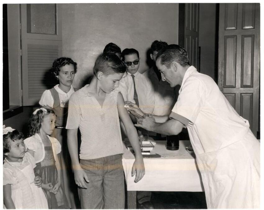 Vacina&ccedil;&atilde;o contra a febre amarela em Bel&eacute;m, Par&aacute;, nos anos 1930.