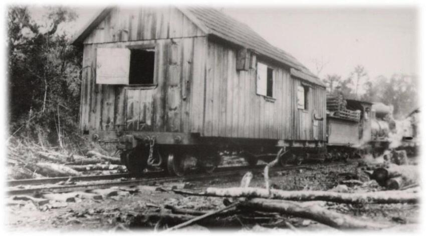 Trens carregando casas em momento de movimentação de um acampamento, s/d.