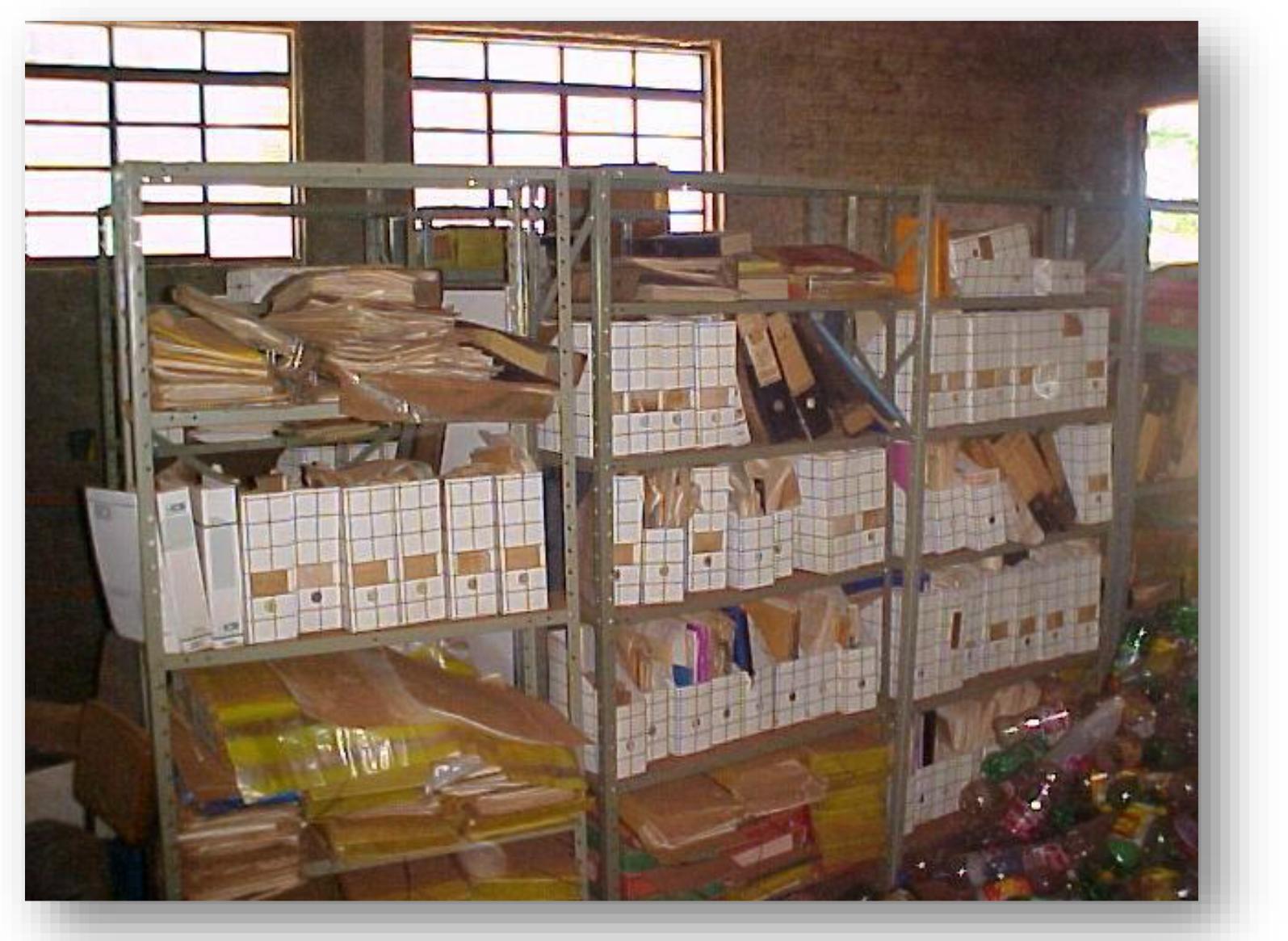 Primeira fileira de estantes no interior do galp&atilde;o, 2004.