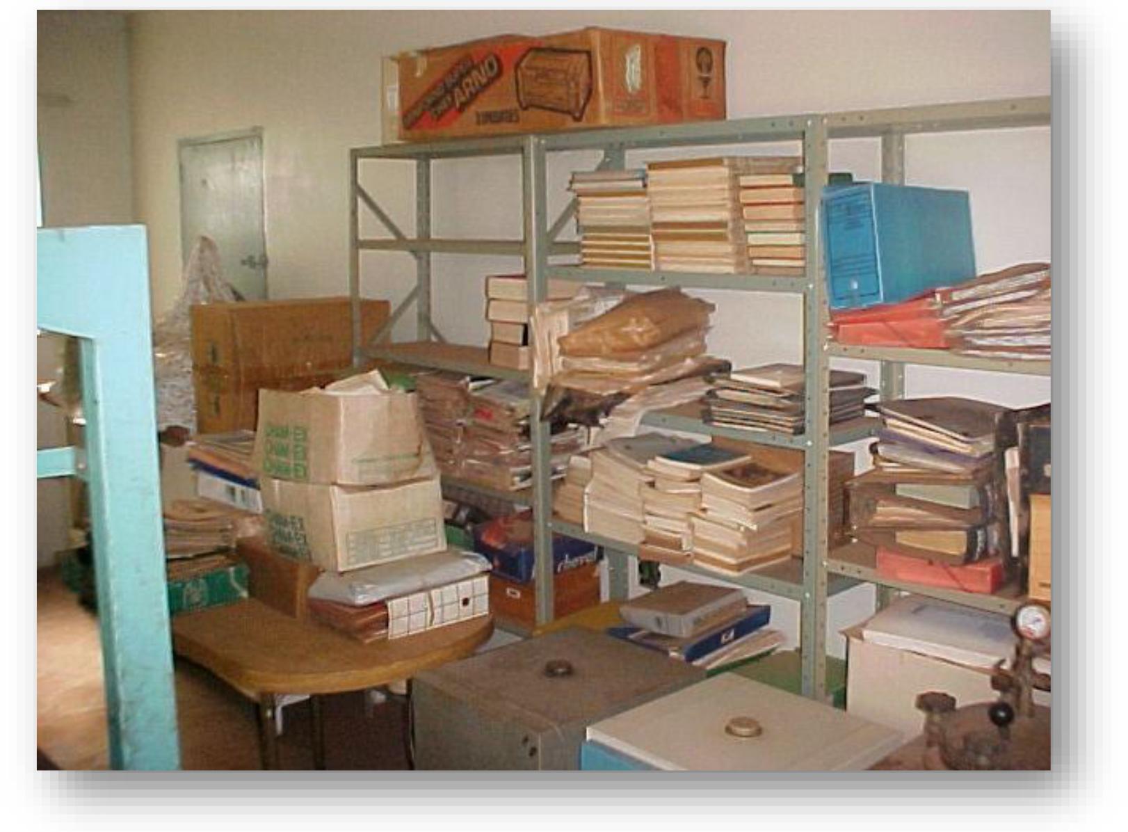 Quarto anexo do galp&atilde;o com mais estantes e equipamentos do IAJES, 2004.