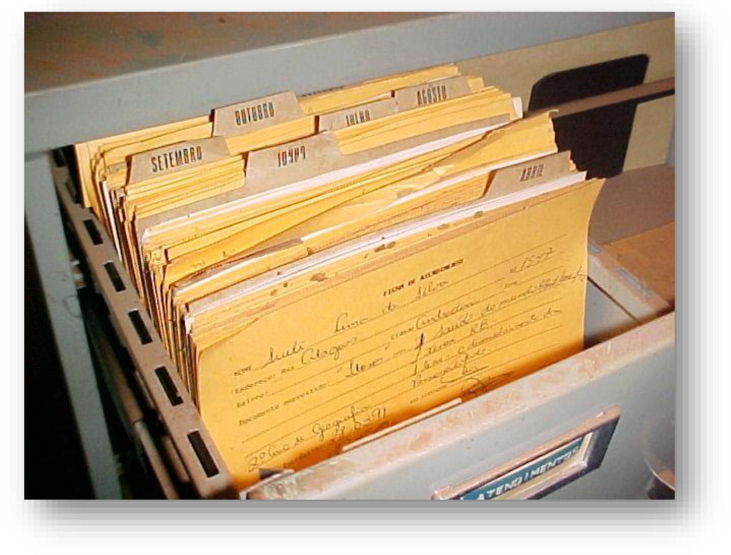 Interior de um arquivo de a&ccedil;o presente no galp&atilde;o, 2004.