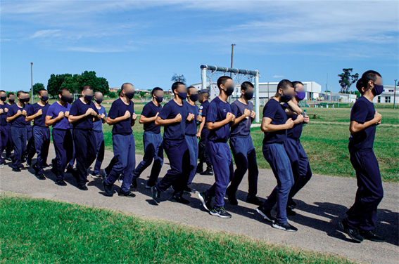 Cadetes de la ENP marchando a &ldquo;paso  ligero&rdquo; camino a una clase de educaci�n f�sica