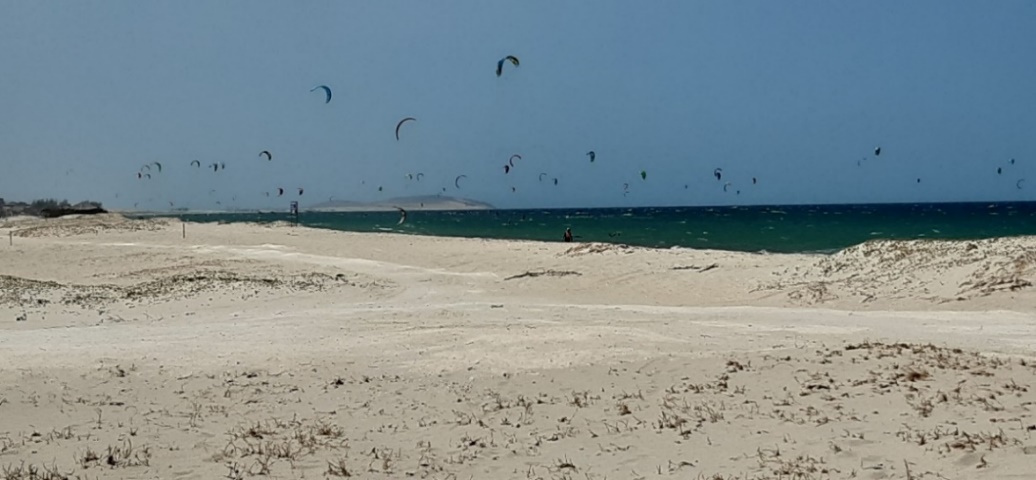 Figura 2 &ndash; Pr&aacute;tica do kitesurf em praias do Cear&aacute;, imagem de praticantes na praia do Pre&aacute;, munic&iacute;pio de Cruz