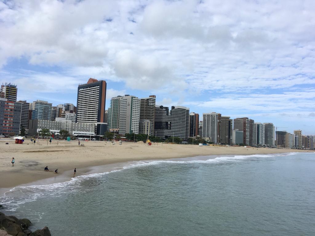 Figura 4 &ndash; Orla da Praia de Iracema com refer&ecirc;ncia ao seu aterro (a) e a est&aacute;tua da Iracema Guardi&atilde; (b)