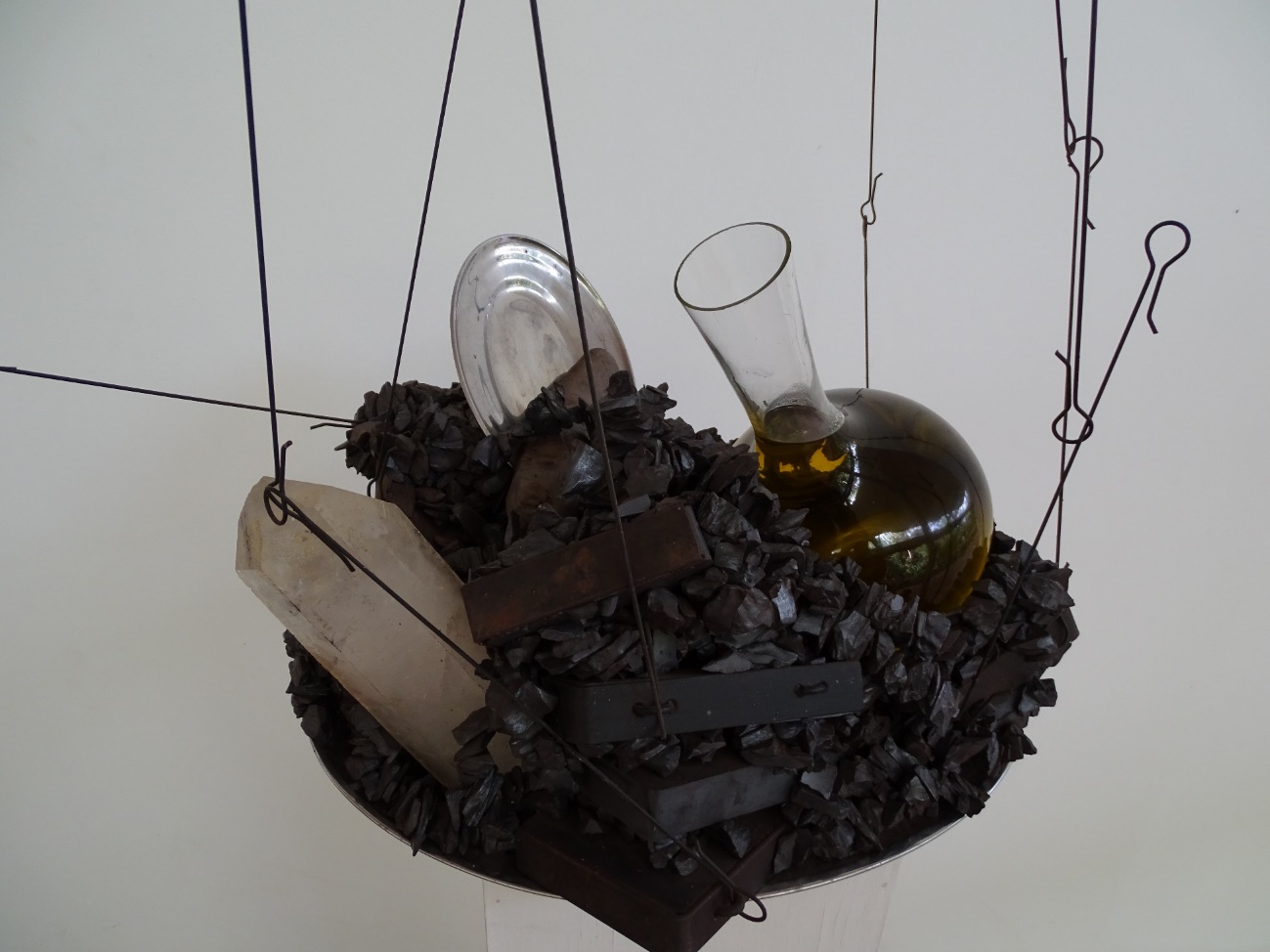 Figura 1 &ndash; Tunga. X-Estudo (2009). Instala&ccedil;&atilde;o &ndash; ferro, im&atilde;, l&iacute;quido amarelo, cristais, prata, resina e vidro fundido &ndash; Acervo do Instituto Inhotim