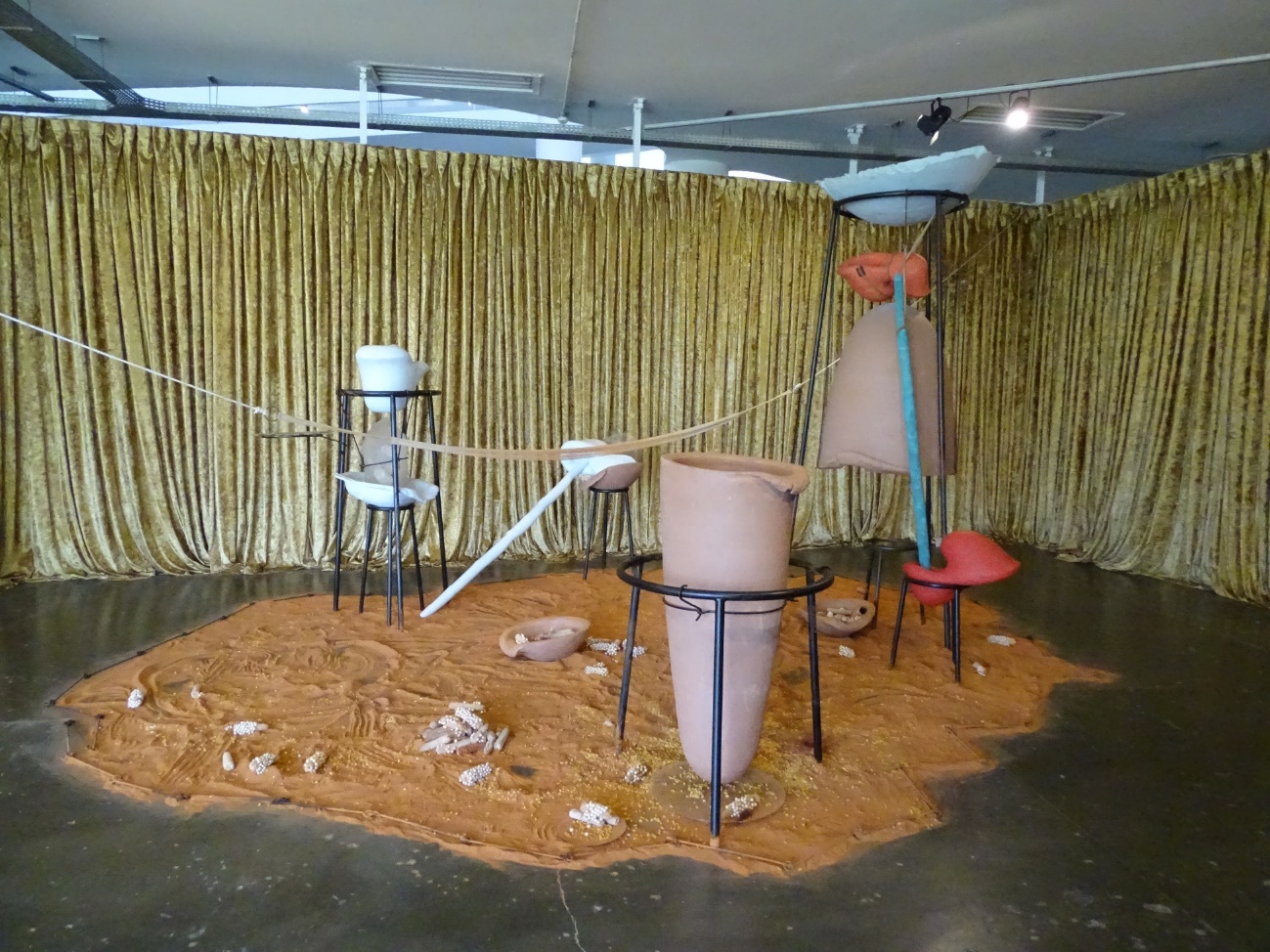 Figura 2 &ndash; Tunga. Sem t&iacute;tulo (2014) [Da s&eacute;rie La Voie Humide]. Performance e Instala&ccedil;&atilde;o &ndash; trip&eacute; de ferro, gesso, terracota, couro, silicone, borracha de silicone, p&eacute;rolas de vidro, espelhos de vidro, bronze, agulhas, dedais, espigas de milho, rede de poli&eacute;ster &ndash; Instituto Tunga, Rio de Janeiro. Cedido para a 33&ordf; Bienal de S&atilde;o Paulo [Afinidades Afetivas].