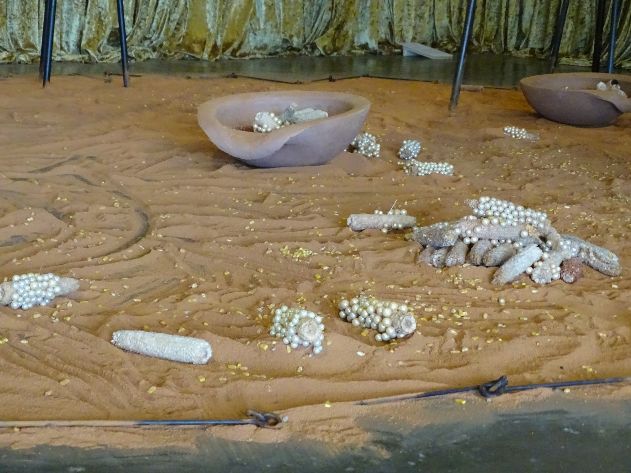 Figura 3 &ndash; Tunga. Sem t&iacute;tulo [Detalhe] (2014) [Da s&eacute;rie La Voie Humide]. Performance e Instala&ccedil;&atilde;o &ndash; trip&eacute; de ferro, gesso, terracota, couro, silicone, borracha de silicone, p&eacute;rolas de vidro, espelhos de vidro, bronze, agulhas, dedais, espigas de milho, rede de poli&eacute;ster &ndash; Instituto Tunga, Rio de Janeiro. Cedido para a 33&ordf; Bienal de S&atilde;o Paulo [Afinidades Afetivas].