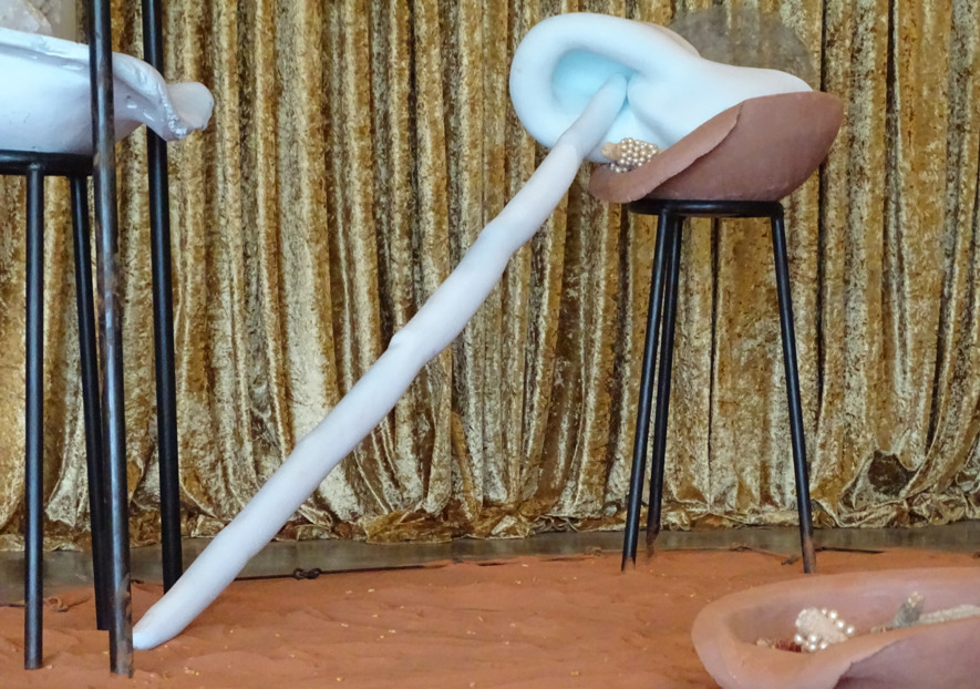 Figura 4 &ndash; Sem t&iacute;tulo [Detalhe/2] (2014) [Da s&eacute;rie La Voie Humide]. Performance e Instala&ccedil;&atilde;o &ndash; trip&eacute; de ferro, gesso, terracota, couro, silicone, borracha de silicone, p&eacute;rolas de vidro, espelhos de vidro, bronze, agulhas, dedais, espigas de milho, rede de poli&eacute;ster &ndash; Instituto Tunga, Rio de Janeiro. Cedido para a 33&ordf; Bienal de S&atilde;o Paulo [Afinidades Afetivas]