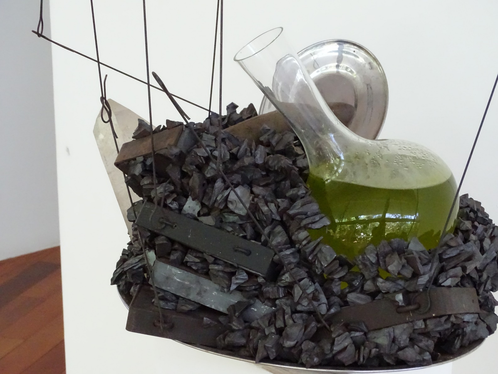 Figura 5 &ndash; Tunga. X-Estudo [Detalhe] (2009). Instala&ccedil;&atilde;o &ndash; ferro, im&atilde;, l&iacute;quido amarelo, cristais, prata, resina e vidro fundido &ndash; Acervo do Instituto Inhotim.