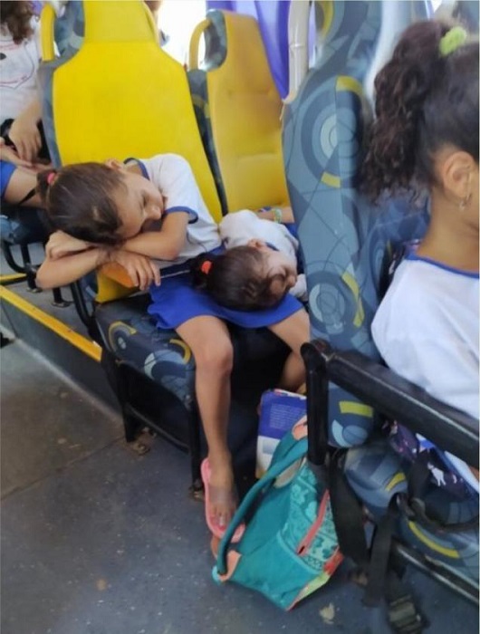 Irm�s dormem na ida para a escola